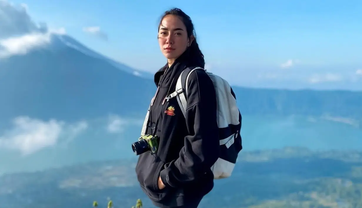 Momen saat Baby Jovanca melakukan hiking ini tak lepas dari perhatian netizen. Tampil dalam balutan hoodie hitam serta tas ransel, wanita dengan nama lengkap Baby Stephani Jovanca Duijndam ini juga terlihat tak lupa membawa sebuah kamera. (Liputan6.com/IG/@babyjvnc)
