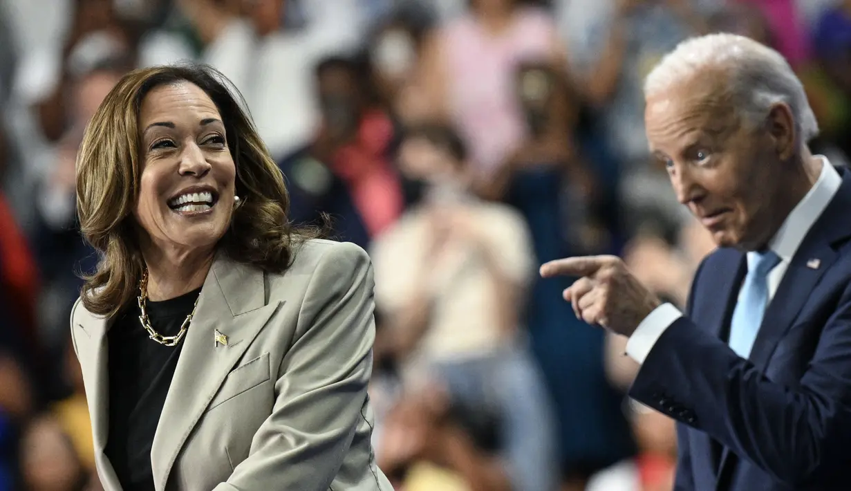 Presiden AS Joe Biden menyaksikan Wakil Presiden dan calon presiden dari Partai Demokrat Kamala Harris berbicara di Prince George's Community College di Largo, Maryland, Kamis (15/8/2024). (Drew ANGERER / AFP)