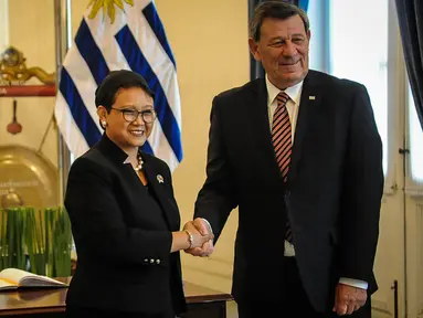 Menlu RI Retno Marsudi berjabat tangan dengan Menlu Uruguay Rodolfo Nin Novoa saat kunjungan di Gedung Pancasila, Jakarta, Selasa (11/10). Kedua Menlu melakukan pertemuan bilateral bidang ekonomi, perdagangan dan investasi. (Liputan6.com/Faizal Fanani)