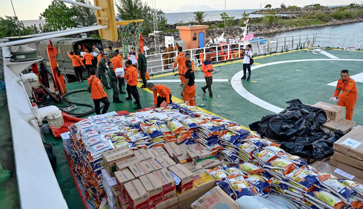 Percepatan distribusi pasokan ini untuk mengatasi menipisnya stok logistik di beberapa daerah. Tampak dalam foto, personel Badan Nasional Pencarian dan Pertolongan (Basarnas) sedang memuat bantuan yang disumbangkan untuk korban banjir bandang di permukiman warga di Banda Aceh, Provinsi Aceh, pada 1 Desember 2025. (Chaideer MAHYUDDIN/AFP)