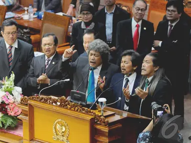 Bimbo menyanyi di atas mimbar ruang sidang paripurna usai RUU Hak Cipta disahkan, Jakarta (16/9/2014) (Liputan6.com/Andrian M Tunay)