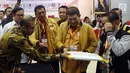 Sekjen Partai Hanura Harry Lontung Siregar (tengah) menyerahkan berkas pendaftaran bakal calon legislatif kepada Komisioner KPU Hasyim Asy'ari (kiri) di KPU, Jakarta, Selasa (17/7). (Liputan6.com/JohanTallo)