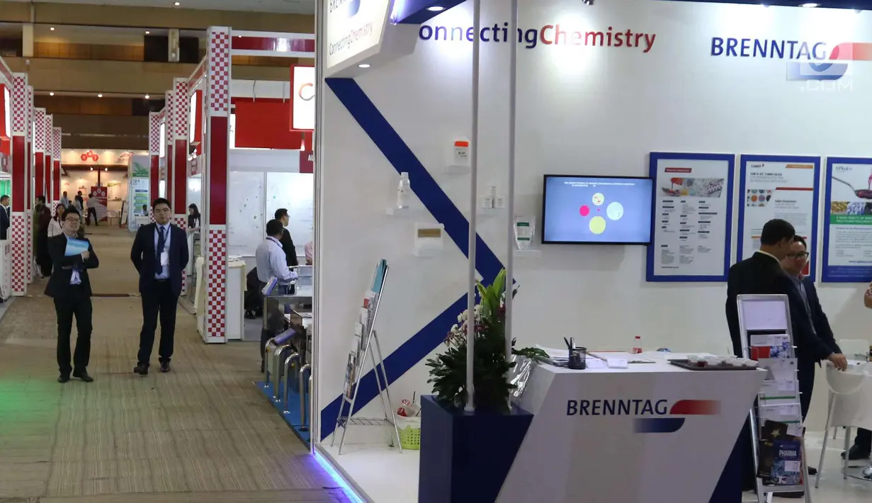 Suasana pameran niaga bahan baku industri farmasi Convention on Pharmaceutical Ingredients South East Asia (CPhI SEA) 2018 di JIExpo Jakarta, Kamis (29/3). CPhI merupakan pameran khusus bagi industri farmasi. (Liputan6.com/Angga Yuniar)