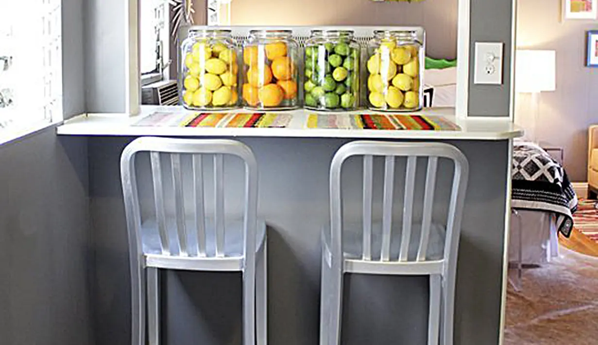 Manfaatkan sekat setengah di ruangan untuk menempatkan meja sederhana dan kursi. Tambahkan kaca untuk menampilkan kesan lapang. (foto: apartmenttherapy)