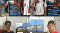 Komuter pengguna kereta pamerkan  tiket Kartu Multi Trip (KMT) dengan desain edisi khusus Hari Pahlawan. (Istimewa)