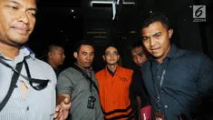 Tersangka Gubernur Jambi Zumi Zola usai menjalani pemeriksan di Gedung KPK, Jakarta, Senin (9/4). KPK menahan Zumi Zola terkait kasus dugaan penerimaan gratifikasi sejumlah proyek di Provinsi Jambi. (Merdeka.com/Dwi Narwoko)