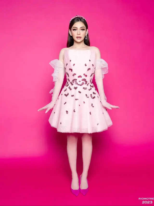 Bak Barbie Beranak 4, Pemotretan Celine Evangelista Bak Boneka Ini Tuai Sorotan