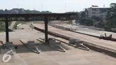 Pekerja menyelesaikan pembangunan proyek jalan tol Cinere-Jagorawi Seksi II di Depok, Jawa Barat, Jumat (3/6). Proyek yang direncanakan rampung pertengahan 2016 terpaksa mundur akibat terkendala proses pembebasan lahan. (Liputan6.com/Immanuel Antonius)