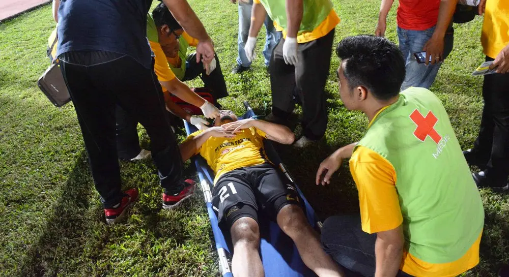 Kiper Semen Padang, Muhammad Ridwan, mengalami cedera di telinga saat laga melawan Borneo FC, Senin (8/5/2917) di Stadion Segiri, Samarinda. (Bola.com/Nicklas Hanoatubun)