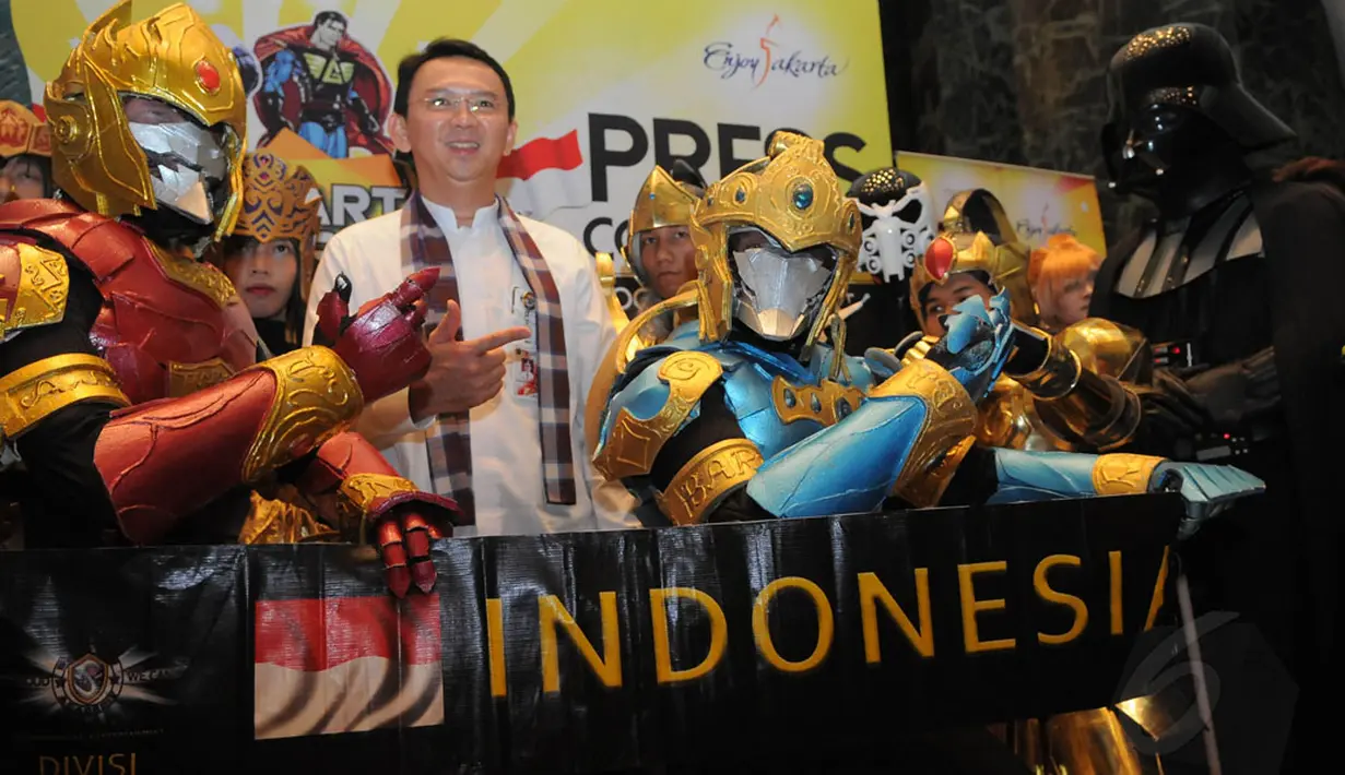 Wakil Gubernur DKI Jakarta Basuki Tjahaja Purnama (tengah) berpose dengan pecinta cosplay usai memberikan keterangan pelaksanaan Jakarta Cosplay Parade di Balaikota DKI Jakarta, (10/10/2014). (Liputan6.com/Herman Zakharia)