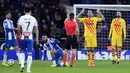 Gelandang Barcelona, Sergio Busquets, mendapat peringatan dari wasit saat melawan Espanyol pada laga La Liga Spanyol di Stadion RCDE, Cornella de Llobregat, Sabtu (4/1). Kedua klub bermain imbang 2-2. (AFP/Pau Barrena)