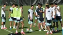 Penyerang Argentina Lionel Messi (tengah kiri) dan pelatih kebugaran Luis Martin (tengah kanan) berbicara selama sesi latihan untuk turnamen sepak bola Piala Dunia 2026 di Pusat Pelatihan Sporting KC, Kansas City pada Kamis 11 Juni 2026. (JUAN MABROMATA/AFP)
