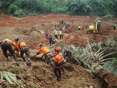 Tim penyelamat mencari korban selamat setelah longsor menimbun beberapa rumah di Desa Cibeunying, Kabupaten Cilacap, Jawa Tengah, pada Jumat 14 November 2025. Bencana tanah longsor melanda Kecamatan Majenang, Kabupaten Cilacap, Jawa Tengah, pada Kamis (13/11/2025) malam. (Bakhtiar RAHMAN/AFP)