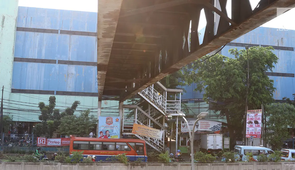 Sejumlah kendaraan melintas di bawah Jembatan Penyeberangan Orang (JPO) Pasar Minggu yang akan segera diturunkan di Jakarta, Kamis (4/4). Dampak dari proses penurunan JPO yang ambruk beberapa tahun lalu tersebut adalah pengalihan arus lalu lintas di sekitar lokasi. (Liputan6.com/Immanuel Antonius)