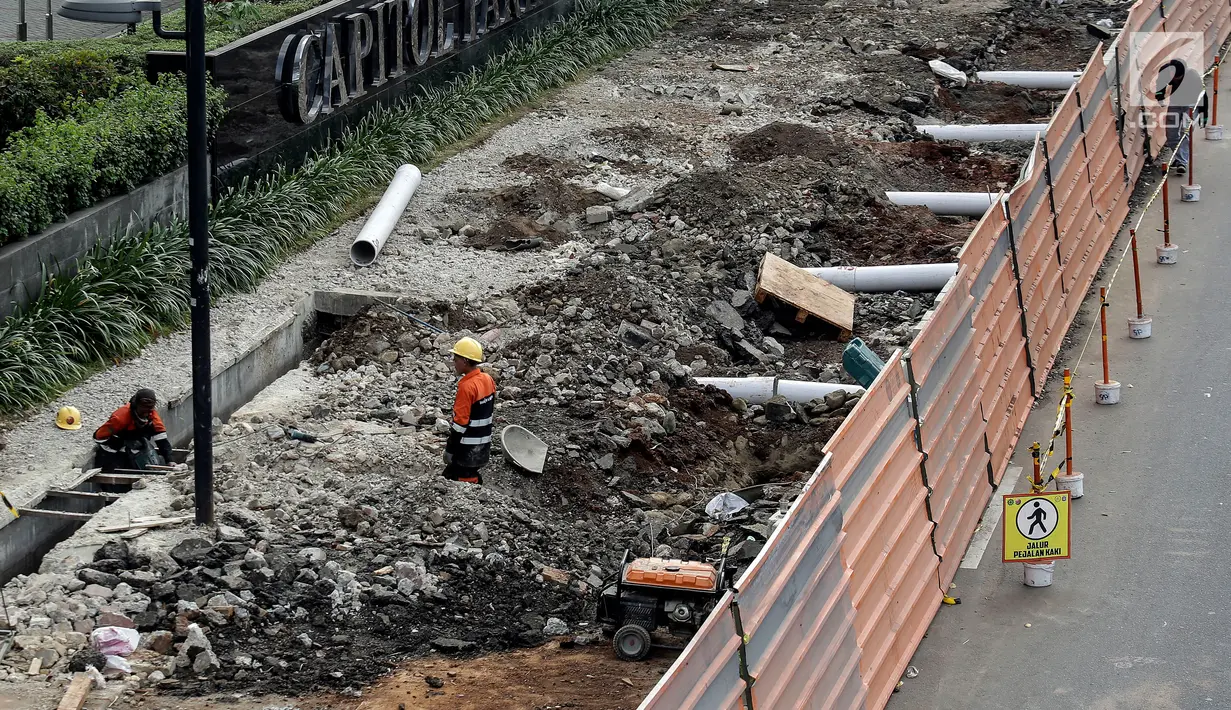 Pekerja mengerjakan proyek revitalisasi trotoar di Jalan Salemba Raya, Jakarta Pusat, Kamis (1/8/2019). Revitalisasi yang menghabiskan anggaran Rp75 milliar dilakukan untuk memberikan kenyamanan pejalan kaki, sekaligus mempercantik wajah Ibukota. (Liputan6.com/Johan Tallo)