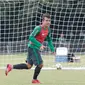 Pemain Timnas Indonesia U-23, Egy Maulana Vikri bersiap menyambut bola saat latihan di Lapangan ABC Senayan, Jakarta (21/2/2018). Latihan ini merupakan persiapan Asian Games 2018. (Bola.com/Nick Hanoatubun)