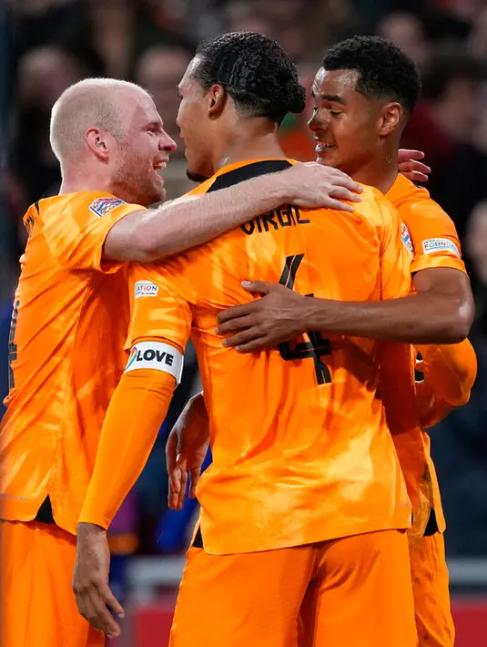 Pemain Belanda Virgil van Dijk (tengah) merayakan dengan rekan satu timnya usai mencetak gol ke gawang Belgia pada pertandingan sepak bola UEFA Nations League di Johan Cruyff ArenA, Amsterdam, Belanda, 25 September 2022. Belanda menang 1-0. (AP Photo/Peter Dejong)