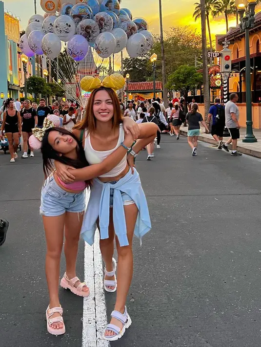 Lihat, bahkan ketika berpose berdua dengan putri bungsunya, Nia justru tampil bak kakak. Ia mengenakan tank top putih dipadu short pants denim, dan jaket birunya dililitkan di pinggangnya. [Foto: Instagram/ramadhaniabakrie]