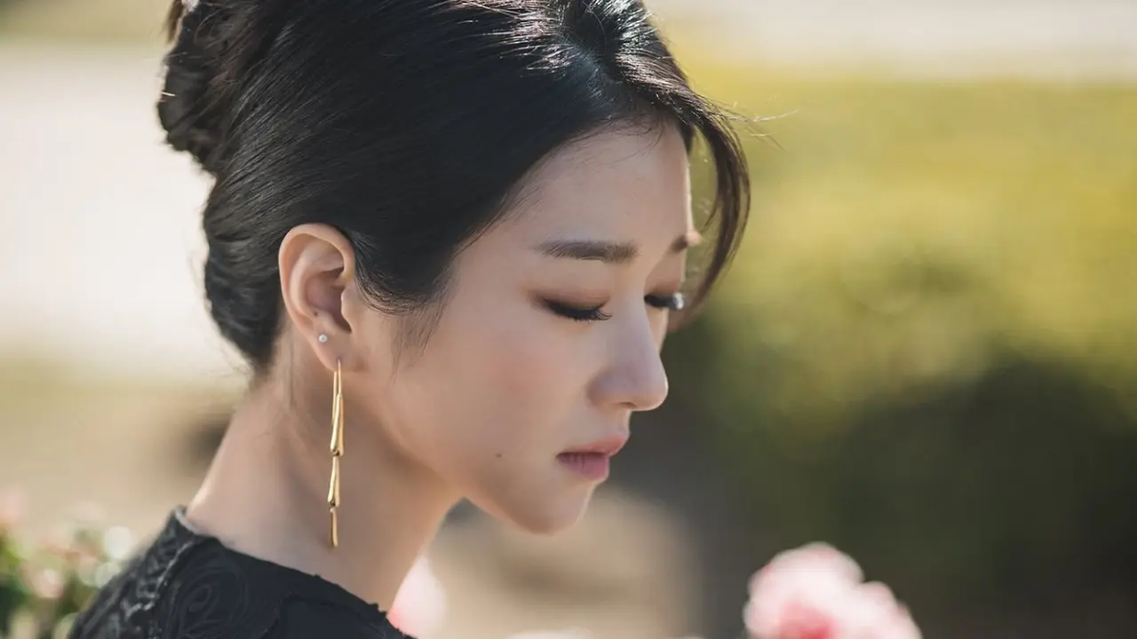 Tiru Gaya Makeup ala Seo Ye Ji dalam Drama It’s Okay To Not Be Okay, Tampilkan Sisi Misterius yang Menggoda