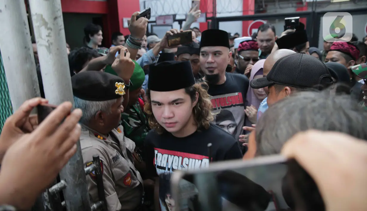 Musikus Ahmad Dhani didampingi Abdul Qodir Jaelani (Dul) melangkah bebas dari LP Cipinang, Jakarta Timur, Senin (30/12/2019). Dhani menghirup udara bebas hari ini setelah menjalani masa hukuman selama 11 bulan di penjara akibat kasus ujaran kebencian. (Liputan6.com/Faizal Fanani)