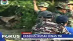 Hingga Rabu siang, 9 April 2018, warga sibuk memindahkan barang-barang dari dalam rumah dibantu petugas TNI.