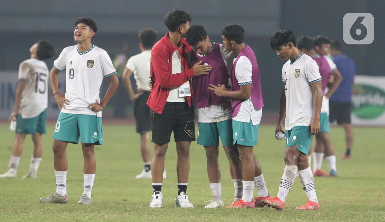 Pelatih Timnas Indonesia U-19 usai melawan Myanmar U-19 pada laga terakhir penyisihan grup A Piala AFF U-19 2022 di Stadion Patriot Candrabhaga, Bekasi, Jawa Barat, Minggu (10/7/2022). Timnas Indonesia U-19 gagal melaju ke semifinal setelah kalah produktivitas gol dengan Thailand dan Vietnam yang bermain imbang 1-1. (Liputan6.com/Helmi Fithriansyah)