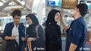 Momen manis saat Dimas Seto antar sang istri ke bandara pun sukses bikin warganet baper. Banyak yang mendoakan pasangan selebriti itu agar segera mendapatkan momongan. Menikah pada tahun 2009, rumah tangga keduanya memang selalu harmonis dan romantis. (Liputan6.com/TikTok/@dimassetoofficial)