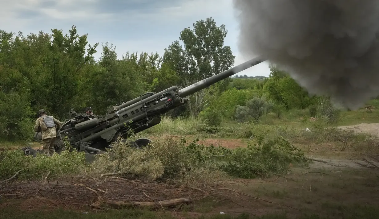 Tentara Ukraina menembaki posisi Rusia menggunakan howitzer M777 yang dipasok Amerika Serikat (AS) di wilayah Donetsk, Ukraina, 18 Juni 2022. (AP Photo/Efrem Lukatsky)