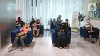 Suasana pelayanan nasabah di kantor pusat Bank Bukopin, Jakarta, Selasa (1/7/2020). Otoritas Jasa Keuangan (OJK) resmi memberikan pernyataan efektif pelaksanaan Penawaran Umum Terbatas kelima (PUT V) Bukopin, pada Selasa (30/6). (Liputan6.com/Herman Zakharia)