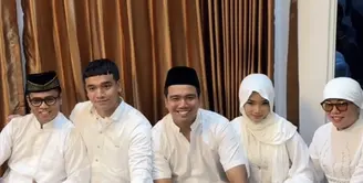 Kakak Fuji an, Frans Faisal akan menikah sebentar lagi setelah melamar kekasihnya bulan Desember lalu. Pengajian pun digelar sebelum hari bahagianya. Saat pengajian keluarga pun kompak mengenakan pakaian serba putih termasuk Fuji. [@fuji_an]