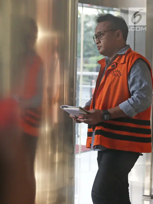 Keponakan Setya Novanto, Irvanto Hendra Pambudi usai menjalani pemeriksaan lanjutan dalam pengembangan kasus dugaan korupsi proyek pengadaan Kartu Tanda Penduduk (KTP) elektronik di gedung KPK, Jakarta, Senin (2/4). (Liputan6.com/Herman Zakharia)