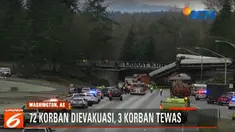 Setidaknya 13 gerbong kereta keluar rel dan jatuh ke jalan raya setelah kereta tergelincir di sebuah jembatan.