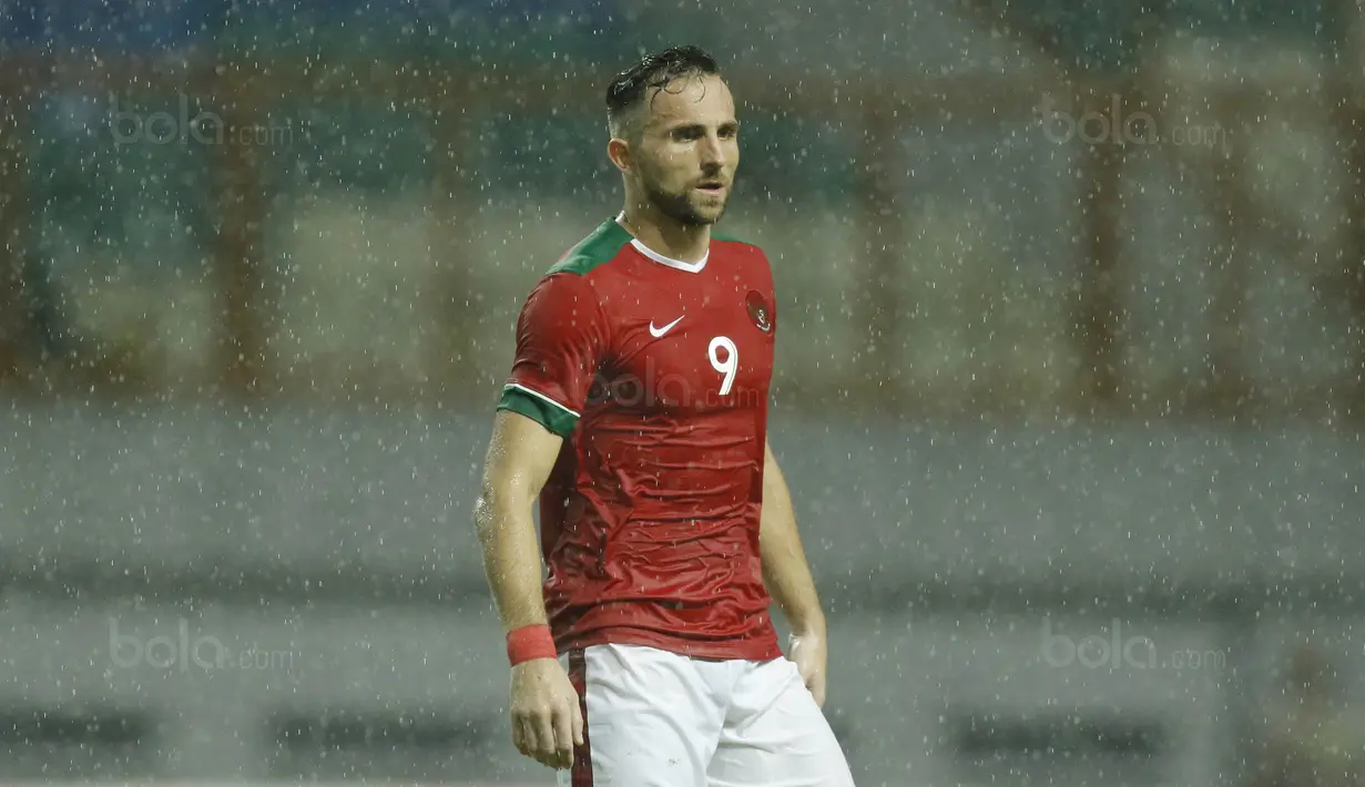 Striker Indonesia, Ilija Spasojevic, saat pertandingan melawan Suriah U-23 di Stadion Wibawa Mukti, Cikarang, Sabtu (18/11/2017). Indonesia kalah 0-1 dari Suriah U-23. (Bola.com/ M Iqbal Ichsan)