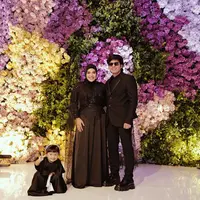 Atta Halilintar, Aurel Hermansyah, dan Ameena tampil kompak mengenakan ansambel serba hitam. Auel dan Ameena dengan maxi dress, sementara Atta dengan setelan jas. [@aurelie.hermansyah]