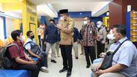 Direktur Jenderal Pajak Suryo Utomo saat memantau pelaporan SPT Tahunan Pajak di KPP Pratama Jakarta Palmerah, Kamis (31/3/2022). Dok DJP