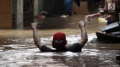 Warga melintasi banjir di Jalan Kebon Pala, Kampung Melayu, Jatinegara, Jakarta Timur, Rabu (7/2). Setelah sempat surut, banjir kembali merendam permukiman warga dengan ketinggian air mencapai sekitar 170 cm. (Liputan6.com/Arya Manggala)
