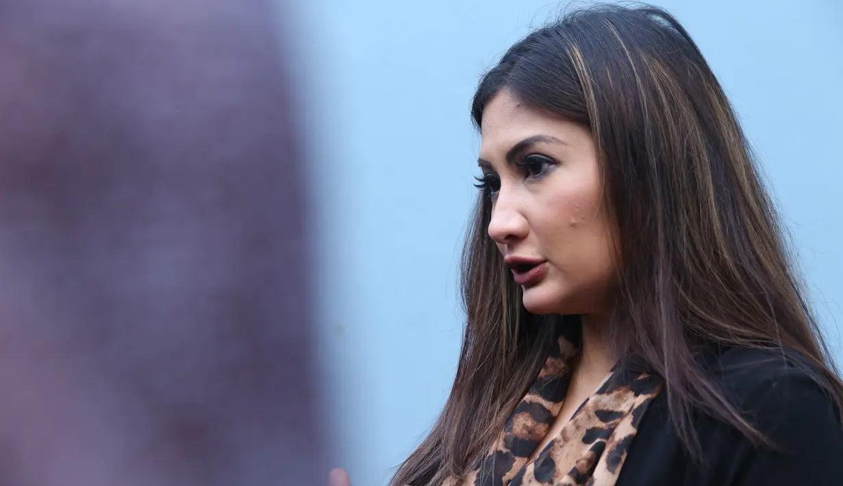 Pemeran Natalie Sarah baru saja ditinggal oleh ibundanya untuk selama-lamanya, Nurmiyati Siahaan (60). Perbedaan keyakinan dengan sang ibu, Natalie tidak menggelar tahlilan seperti orang Islam lakukan saat ada yang meninggal. (Nurwahyunan/Bintang.com)