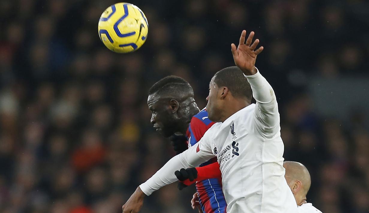 Gelandang Crystal Palace, Cheikhou Kouyate, duel udara dengan gelandang Liverpool, Georginio Wijnaldum, pada laga Premier League di Stadion Selhurst Park, London, Sabtu (23/11). Palace kalah 1-2 dari Liverpool. (AFP/Ian Kington)