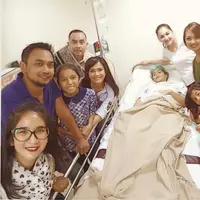 Meisya Siregar berhasil melewati proses kelahiran anak ke-3nya pada Jumat (25/11/16) lalu. Tak hanya didampingi suami dan dua anak perempuannya, para sahabatnya pun terlihat berada di samping Meisya saat melahirkan. (Instagram/meisya_siregar)