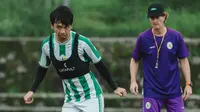 PSS Sleman sudah kembali berlatih pasca-libur lebaran di Lapangan Pakembinangun, Kamis (3/4/2025). Pelatih Pieter Huistra tampak mengamati Wahyudi Hamasi yang sudah ikut berlatih. (dok. PSS Sleman)