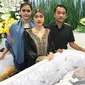 Julia Perez dan Vega Darwanti melayat ayah Ruben Onsu, Johannes Abraham Onsu. (Instagram)