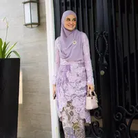 Kebaya dari brand Berkat Kebaya tersebut, dipadukan Shireen menemgenakan kain batik sebagai bawahannya dengan warna pastelnya.  [@shireensungkar]