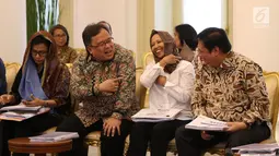 Menteri PPN/Kepala Bappenas Bambang Brodjonegoro, Menteri BUMN Rini Soemarno serta Menteri Perindustrian Airlangga Hartarto menghadiri sidang kabinet paripurna persiapan Idul Fitri, di  Istana Kepresidenan Bogor, Senin (29/5). (Liputan6.com/Angga Yuniar)