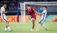 Pemain Timnas Indonesia U-17, Welber Jardim (tengah) berusaha mengumpan bola dibayangi pemain Timnas Panama U-17, Eric Moreno pada laga kedua Grup A Piala Dunia U-17 2023 di Stadion Gelora Bung Tomo (GBT), Surabaya, Senin (13/11/2023). (Bola.com/Bagaskara Lazuardi)