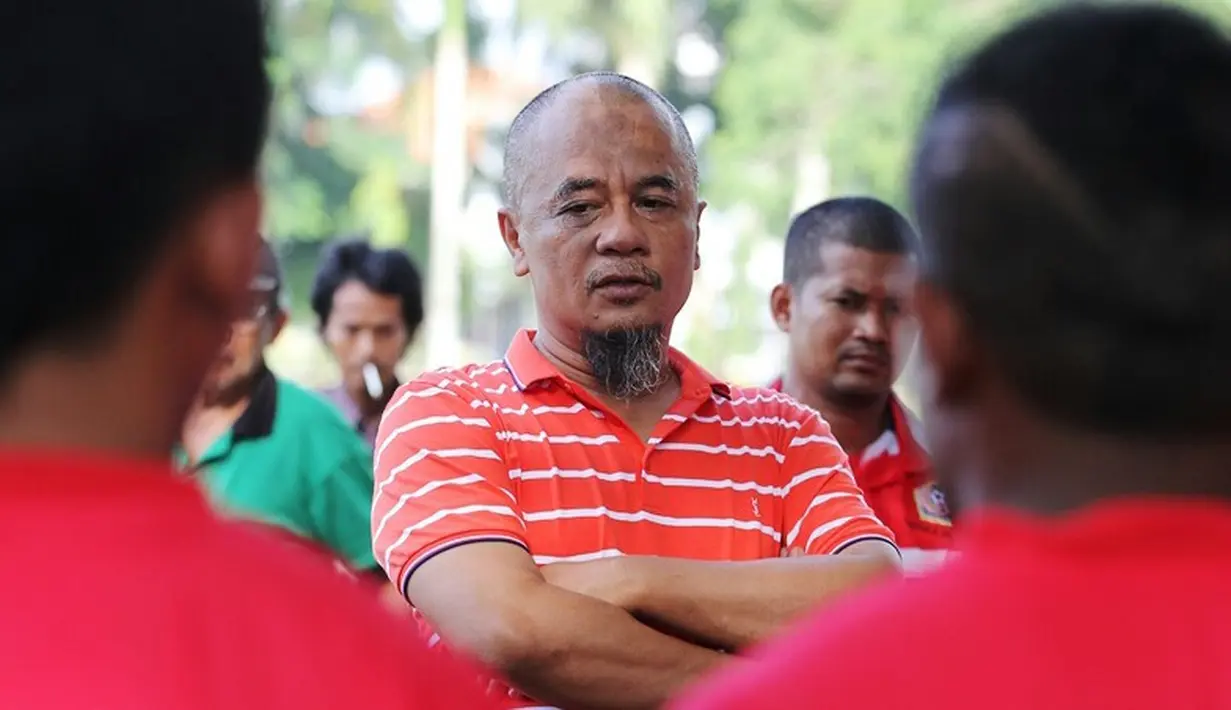 Kritikan Haruna Soemitro kepada Shin Tae-yong memantik emosi pencinta sepak bola Indonesia. Suporter Tim Garuda meluapkan kekesalan kepada Haruna di sosial media. (Bola.com/Robby Firly)