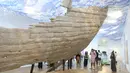 Beberapa anggota komunitas KapalagiClub menyaksikan materi pameran seni di Museum Macan, Jakarta, Sabtu (23/8/2025). (Kapanlagi.com/Budy Santoso)
