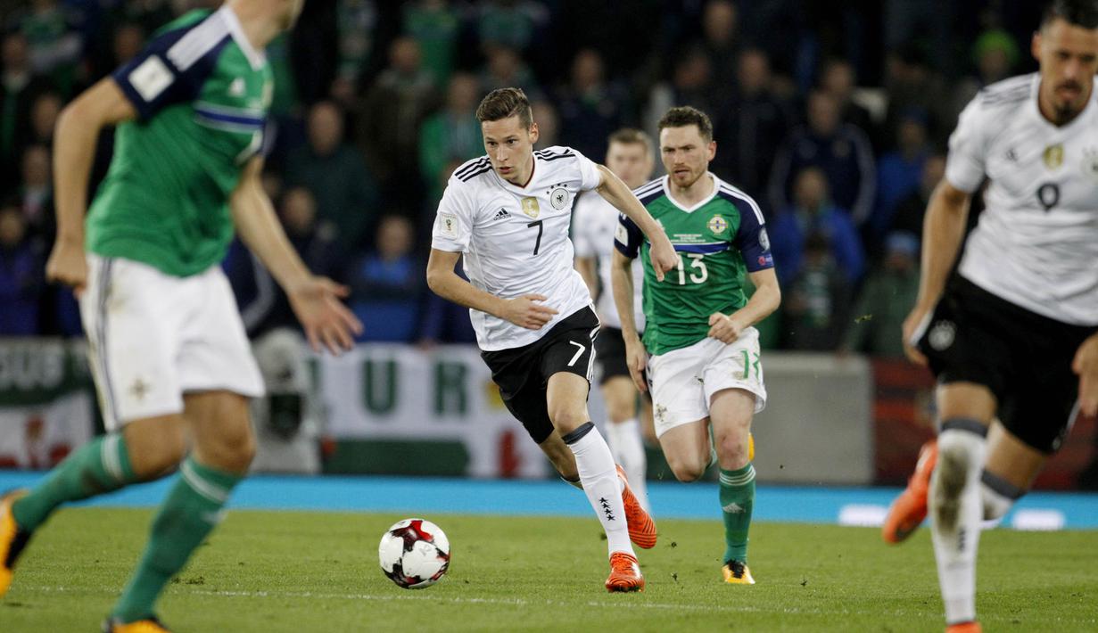 Gelandang Jerman, Julian Draxler, menggiring bola saat bertanding melawan Irlandia Utara pada laga Kualifikasi Piala Dunia 2018 di Stadion Windsor Park, Kamis (5/10/2017). Jerman menang 3-1 atas Irlandia Utara. (AP/Peter Morrison)