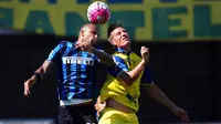 Duel antara pemain Inter, Felipe Melo, dan pemain Chievo, Valter Birsa, dalam lanjutan Serie A Italia di Stadion Marc Antonio Bentegodi, Verona, Minggu (20/9/2015). (EPA/Filippo Venezia)