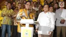 Ketua Umum Partai Golkar Airlangga Hartarto (kiri depan) bersama Ketua Umum Partai Gerindra, Prabowo Subianto saat memberi keterangan bersama usai melakukan pertemuan di Jakarta, Selasa (15/10/2019). Pertemuan membahas sejumlah masalah politik dan ekonomi Tanah Air. (Liputan6.com/Helmi Fithriansyah)