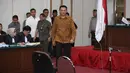 Basuki Tjahaja Purnama (Ahok) memasuki ruang persidangan di Auditorium Kementerian Pertanian, Jakarta, Senin (24/1). Sidang ketujuh masih beragenda mendengarkan keterangan lima saksi dari pihak jaksa penuntut umum. (Liputan6.com/Pool/Faizal Fanani)